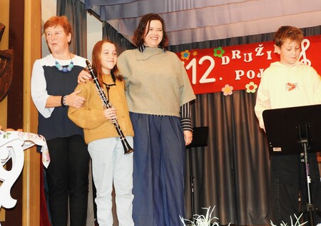 Družina Strgar iz Češnjevka je nastopila prvič_pohvalila jo je tudi Angelca Maček